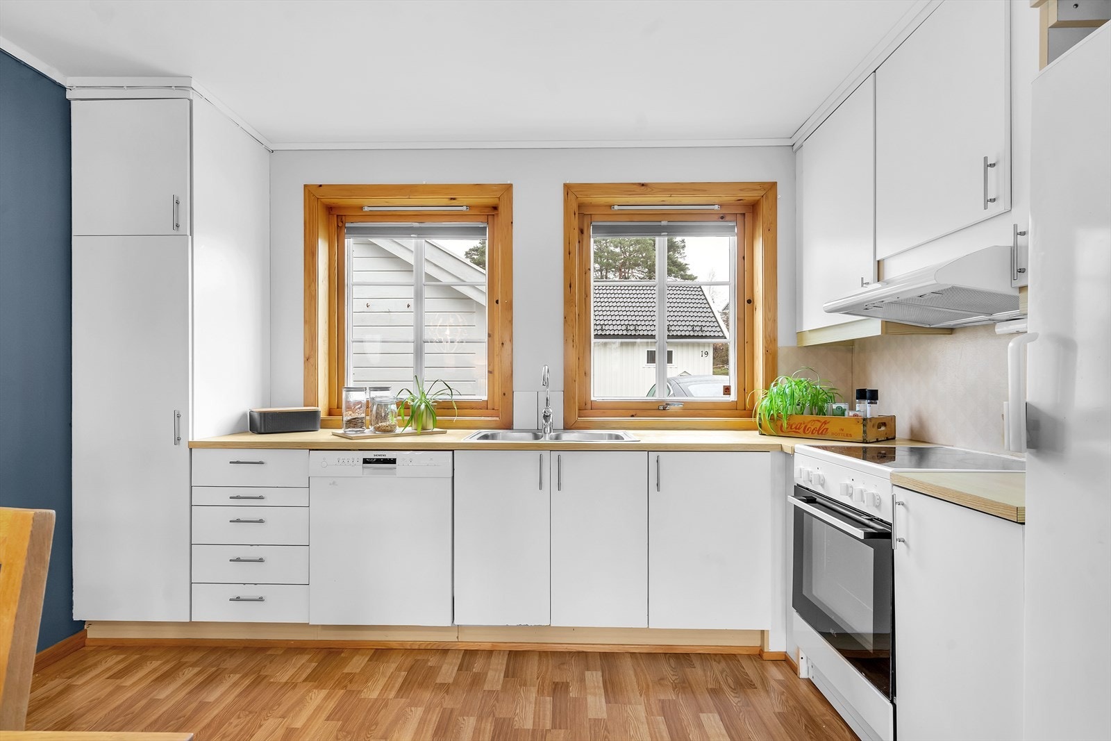 Hvite fronter, laminat benkeplate, god skap- og benkeplass, opplegg for oppvaskmaskin, m.m. Galleribilde