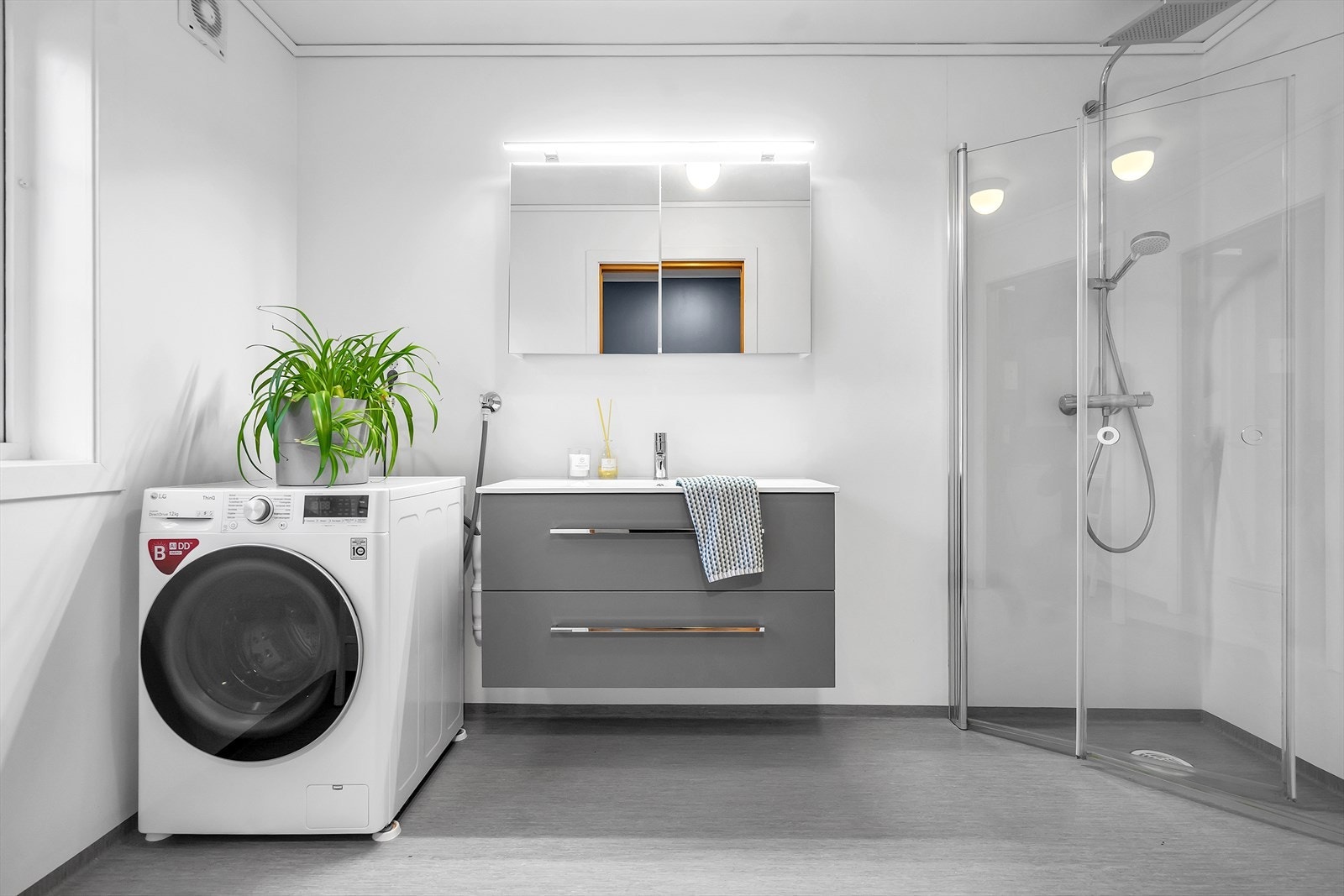 Bad 1.etg. Oppusset i nyere tid. Opplegg for vaskemaskin Galleribilde