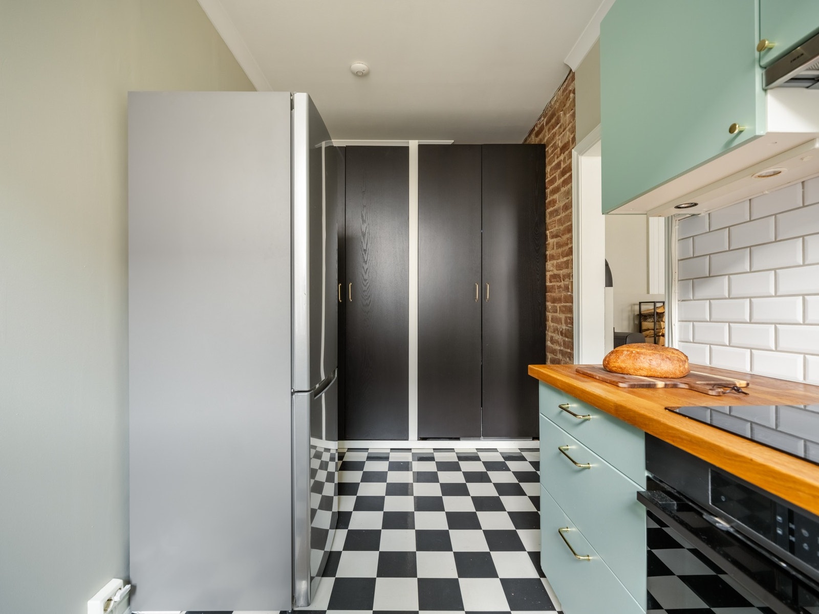 I de praktiske høyskapene er det ytterligere lagringsplass til blant annet kjøkkenutstyr, tørrvarer, støvsuger, vaskekost og tørkestativ. Galleribilde