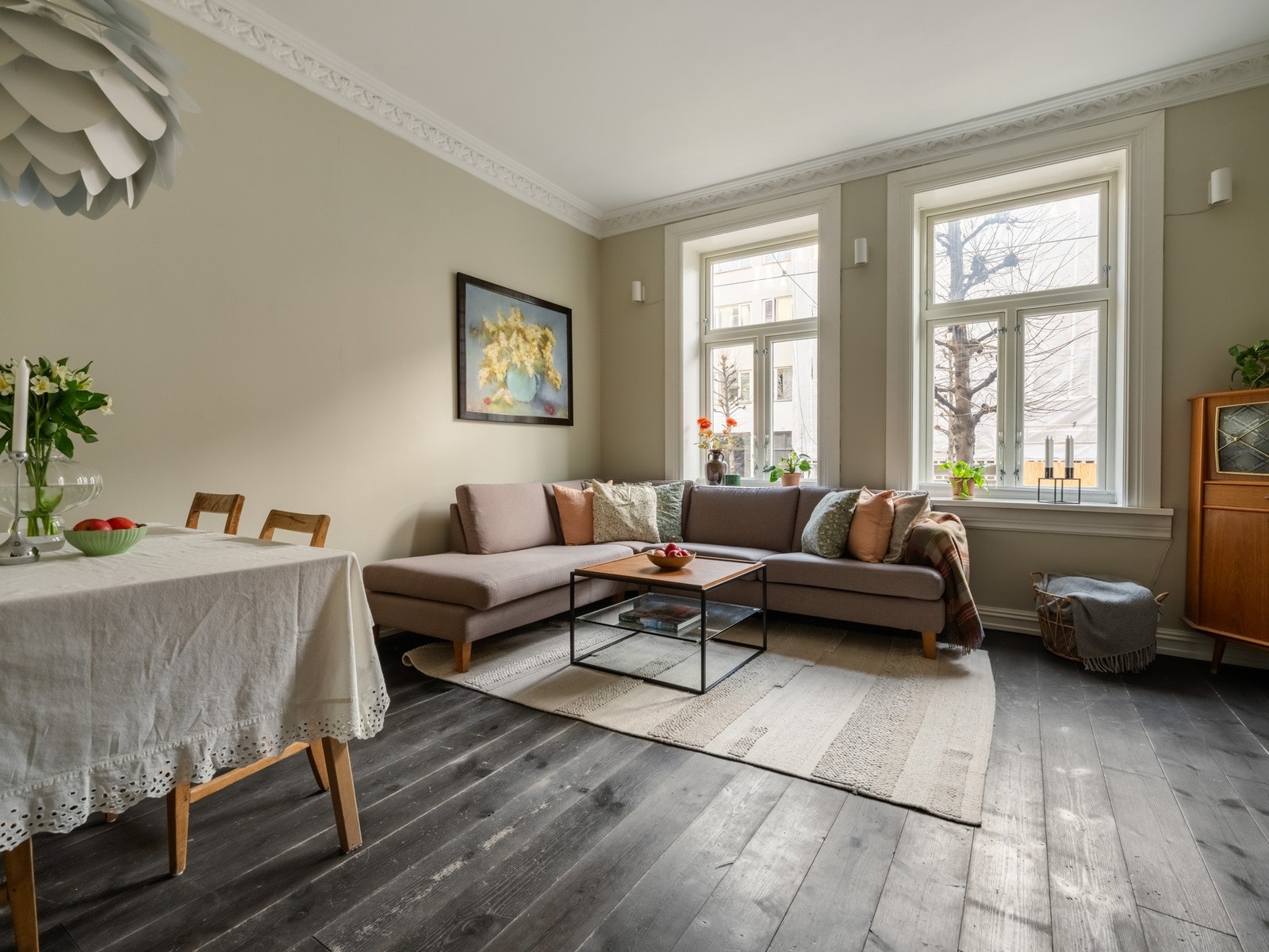 Den store og luftige stuen har god plass til en større sofagruppe og TV-benk. Legg merke til den generøse takhøyden på ca. 3 meter. Galleribilde