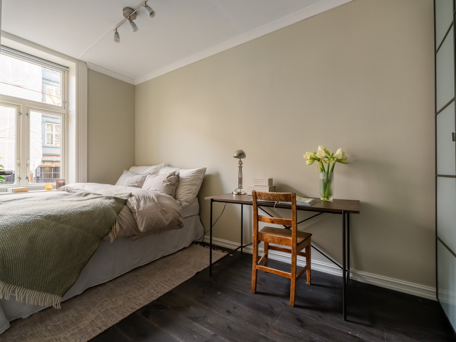 I tillegg til seng og nattbord, er det også plass til en skrivepult. Galleribilde