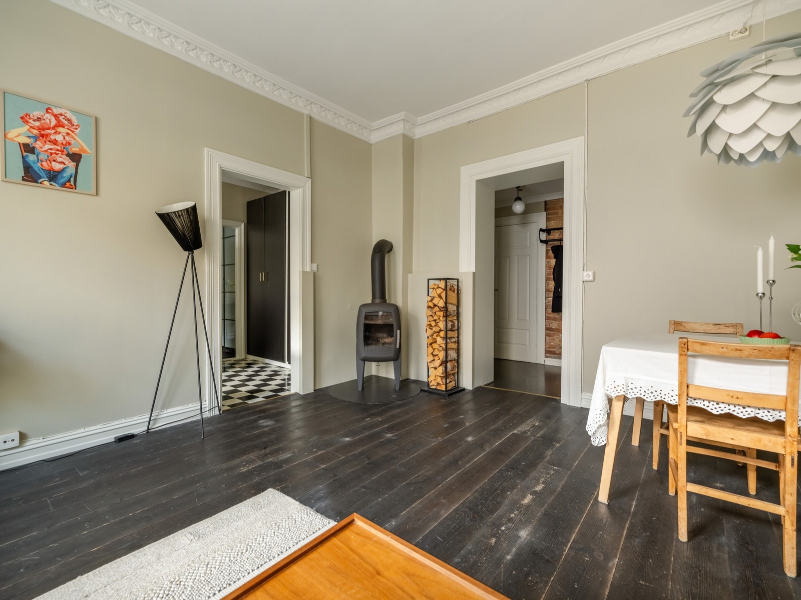 Det er verdt å nevne at både varmtvann, TV og internett er inkludert i felleskostnadene. Fra stuen tar vi turen videre inn på kjøkkenet. Galleribilde