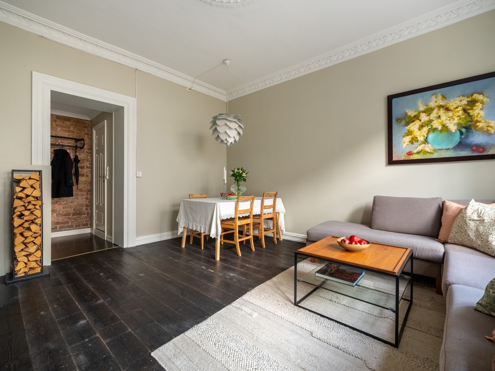 Spisebordet finner sin naturlige plass i stuen. Det er god plass til langbord for større besøk. Galleribilde