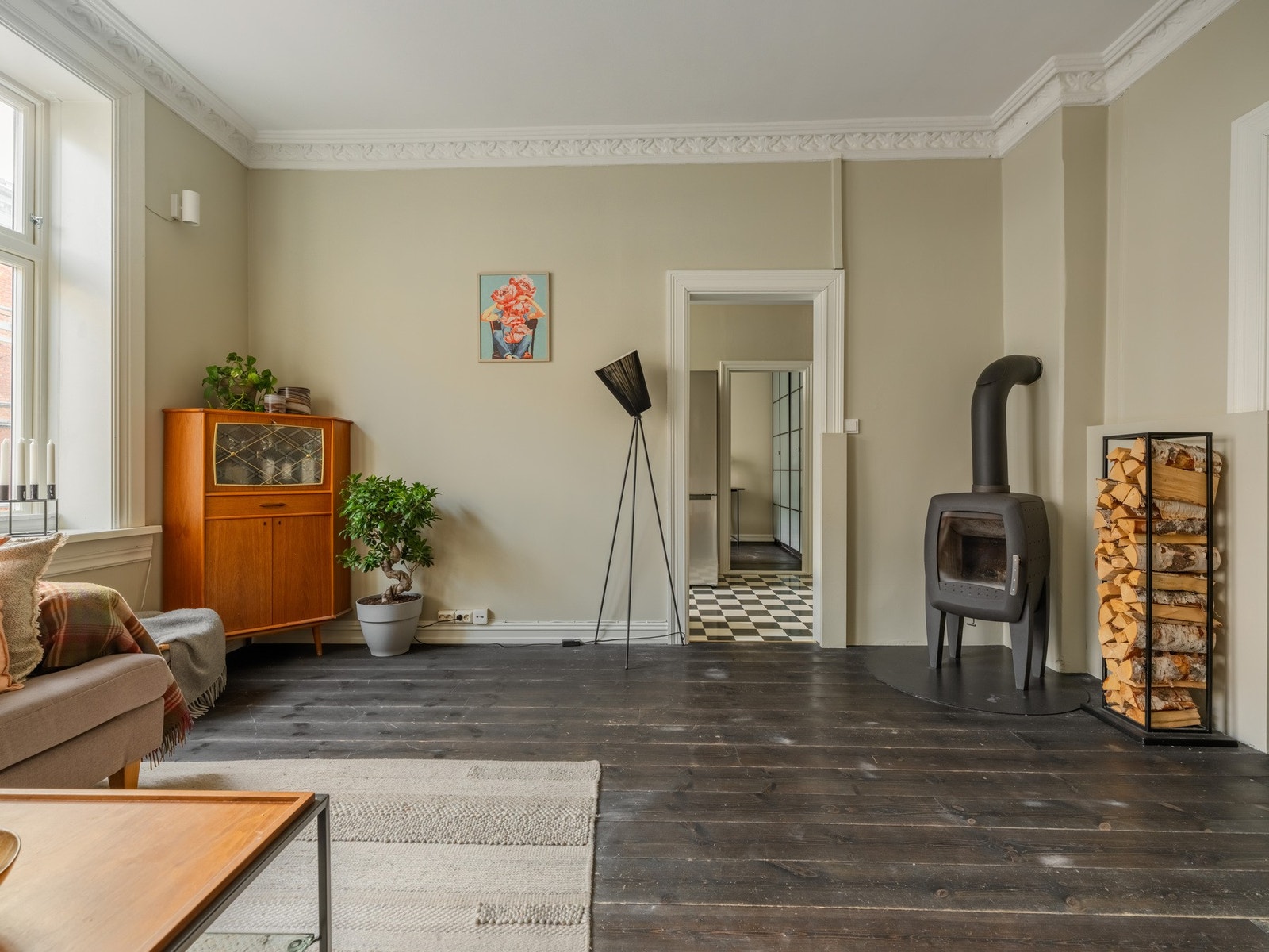 De store vindusflatene slipper inn godt med naturlig dagslys. Vinduene var for øvrig nye i 2018. Galleribilde