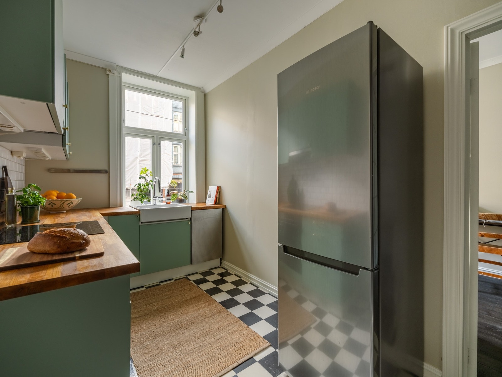 Kjøkkenet ble overflateoppusset i 2025. Det er romslig med god plass til flere kokker. Galleribilde