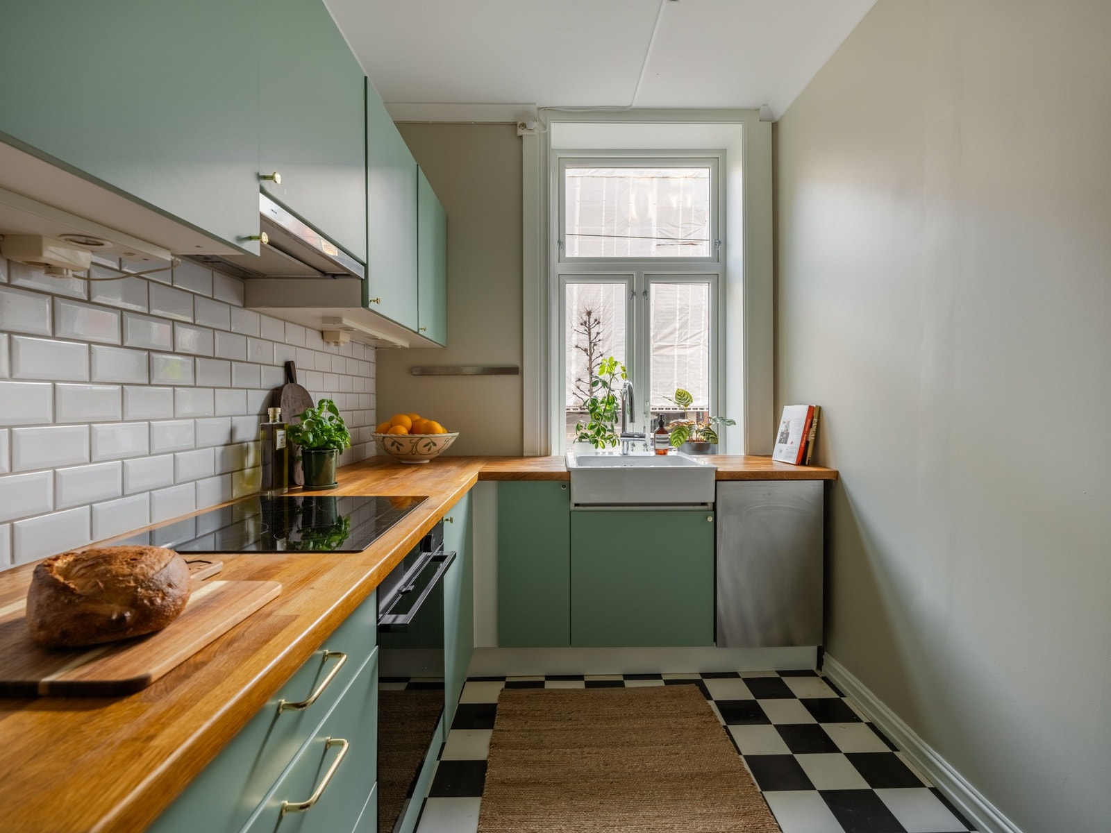 Her får du rikelig med skapplass i både over- og underskap, i tillegg til god benkeplass for matlagingen. Det er lyslister under overskapene som gir godt arbeidslys. Galleribilde