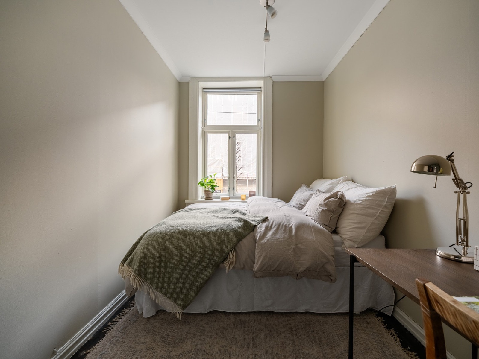 Dette er romslig og lyst med god plass til dobbeltseng og tilhørende nattbord. Galleribilde