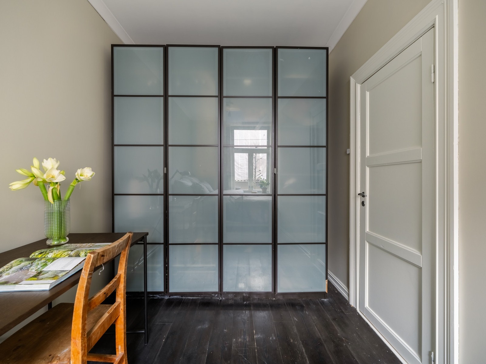 Det store garderobeskapet har rikelig med plass til klær og utstyr. Galleribilde