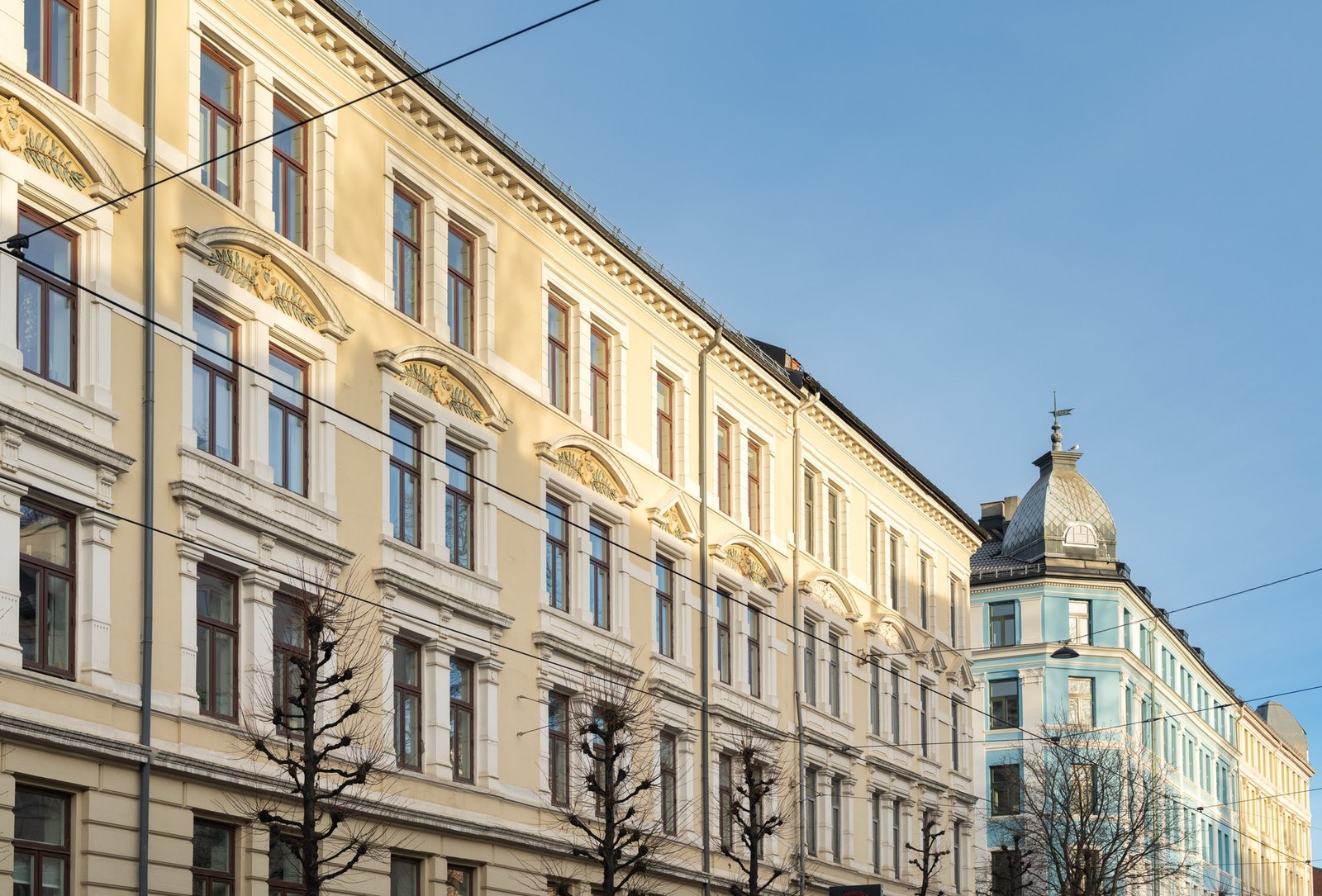 Leiligheten ligger i en ærverdig og klassisk bygård fra 1894. Galleribilde