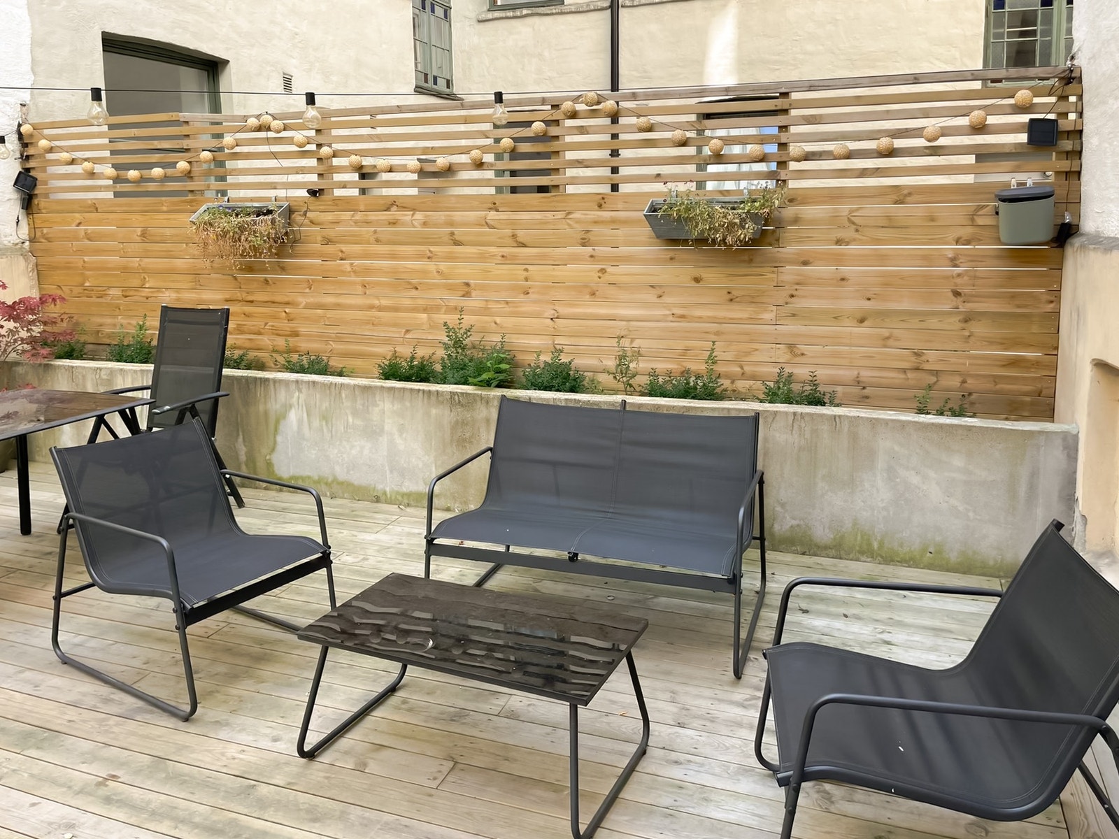 Her er det flere sittegrupper og fin beplantning vår og sommer. Galleribilde