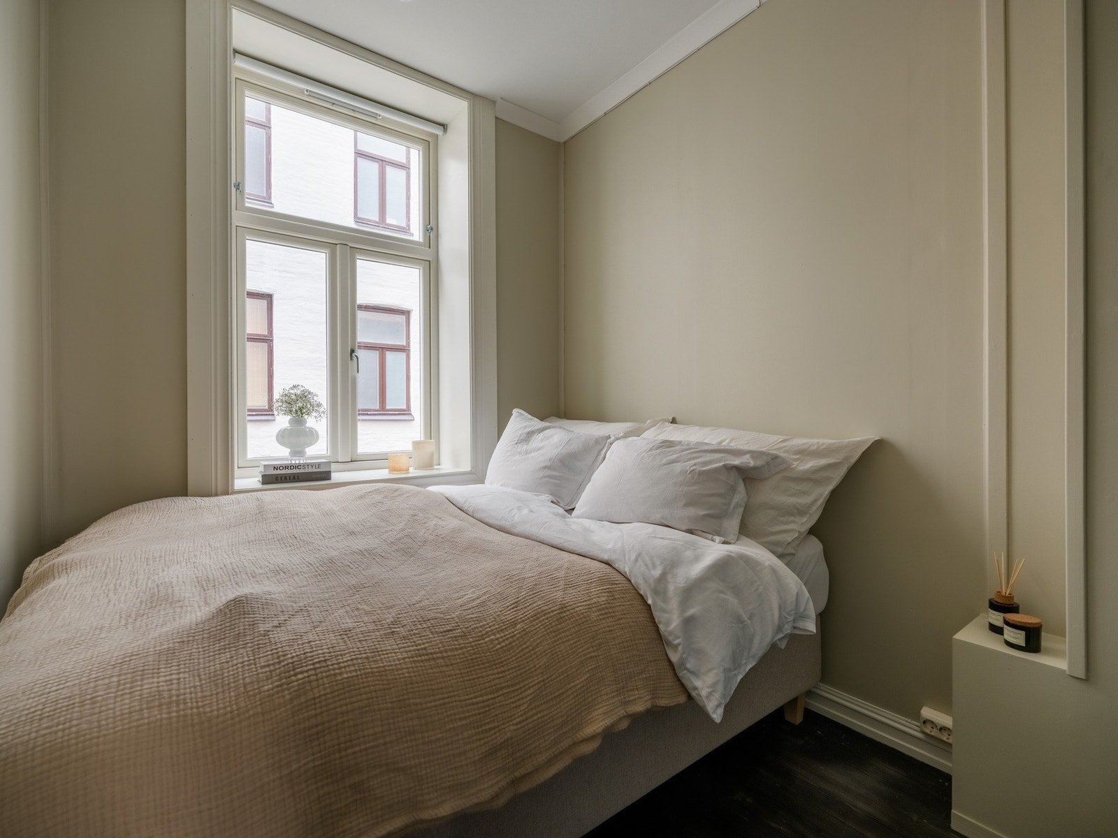 Det andre soverommet vender mot den rolige og skjermede bakgården. Galleribilde