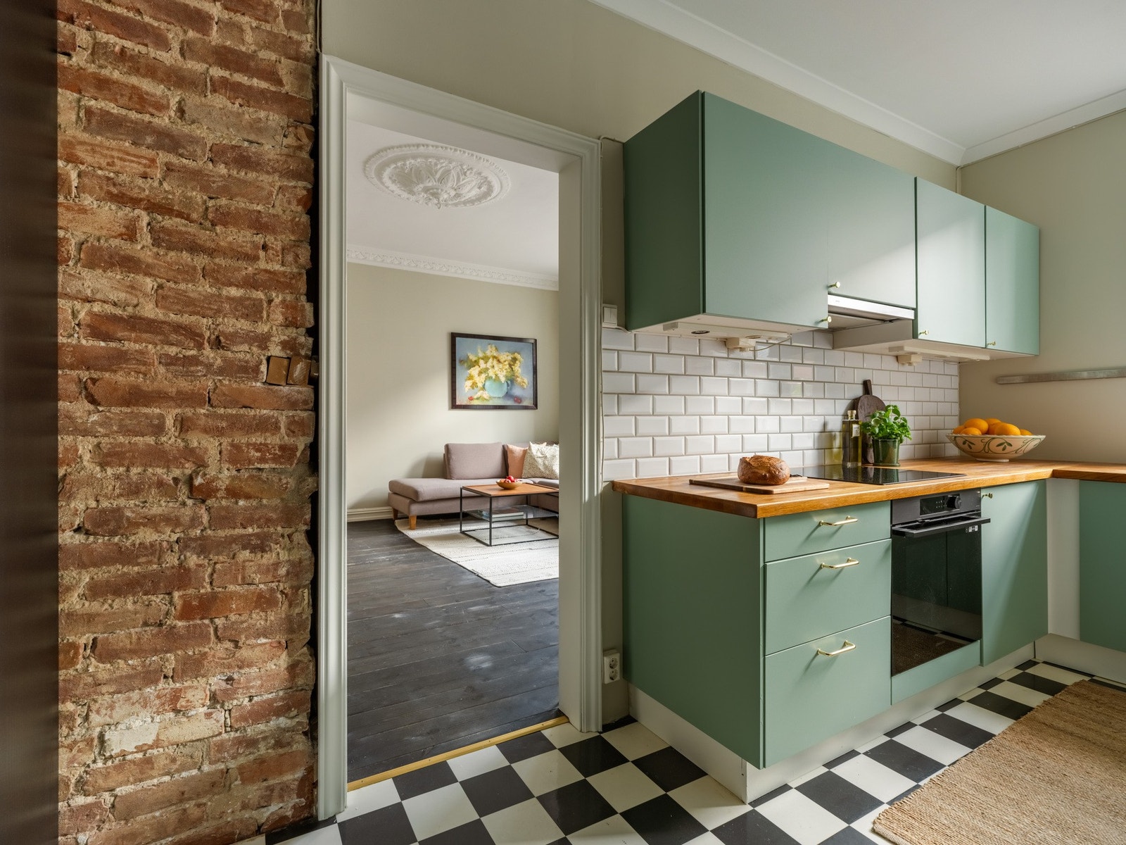 Kjøkkenet ligger separat fra stuen. Det er moderne og innholdsrikt med slette fronter og benkeplate i heltre. Galleribilde