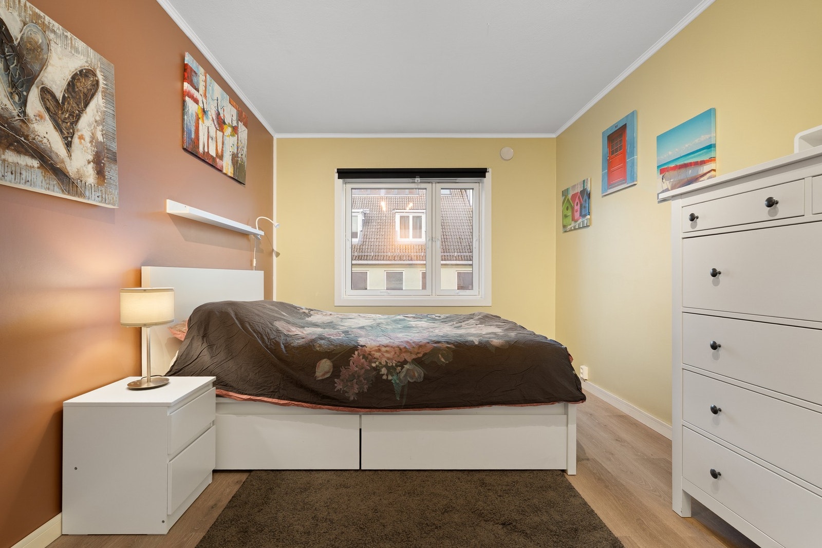 Romslig og herlig hovedsoverom på 13,5 kvadratmeter med god plass til dobbeltseng og tilhørende møblement. Galleribilde