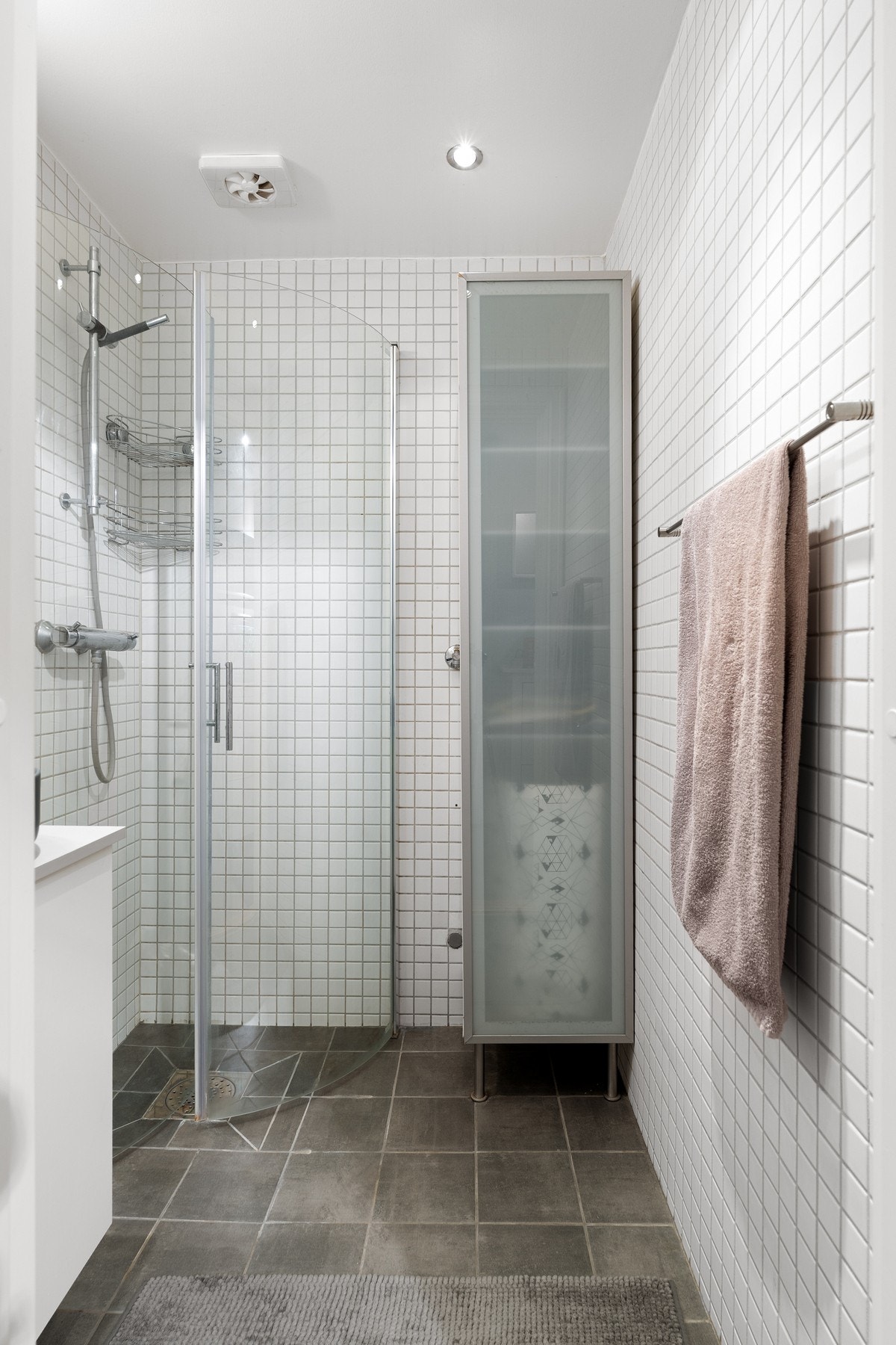 Rommet har innredning med nedfelt servant, dusjvegger/hjørne og
opplegg for vaskemaskin. Galleribilde