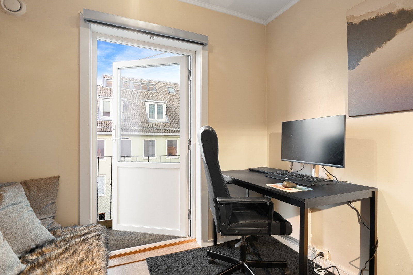 Fra soverommet har man utgang til en balkong som ligger inn mot Mellomila veien. Galleribilde