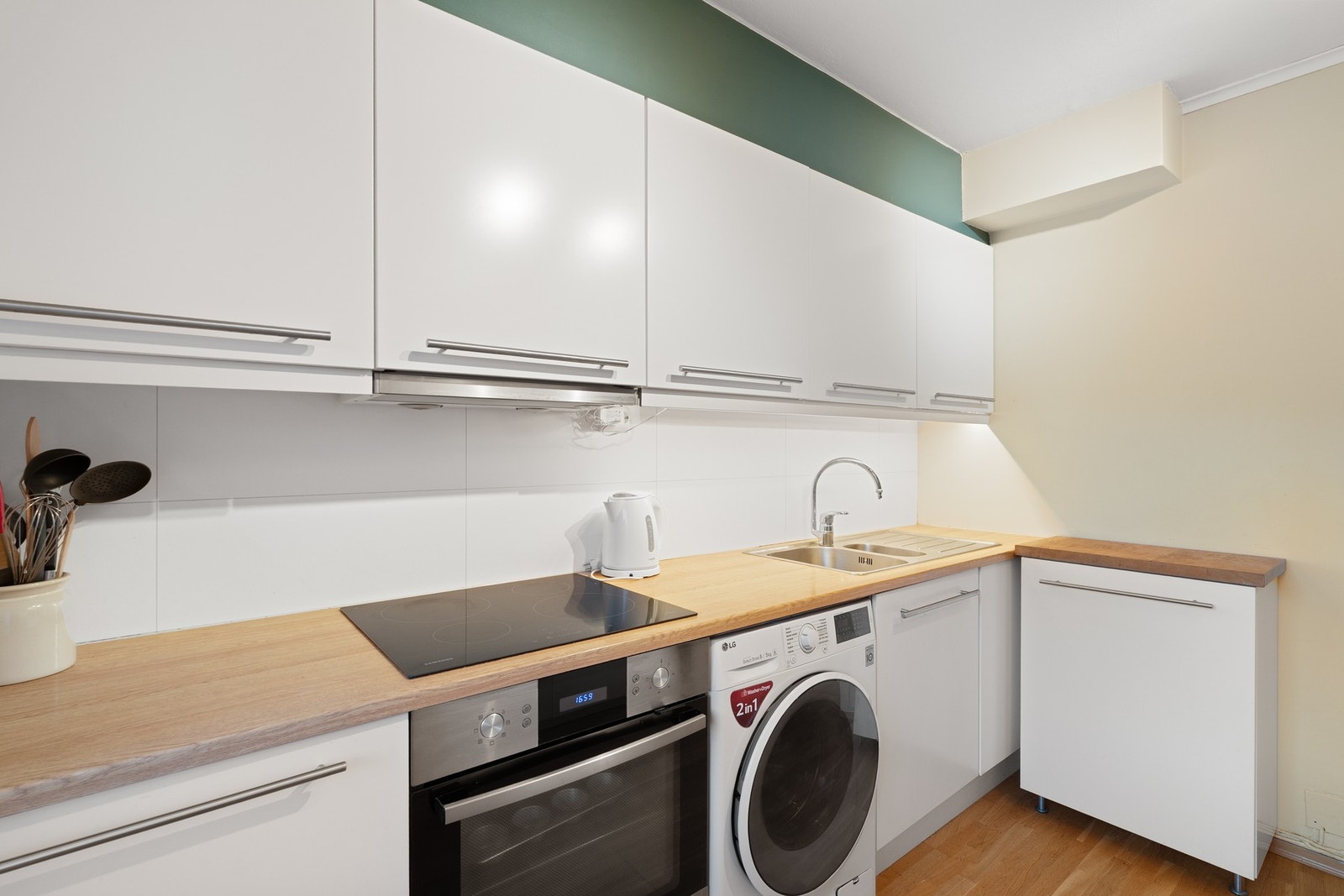 Kjøkkenet framstår som godt vedlikeholdt. Galleribilde