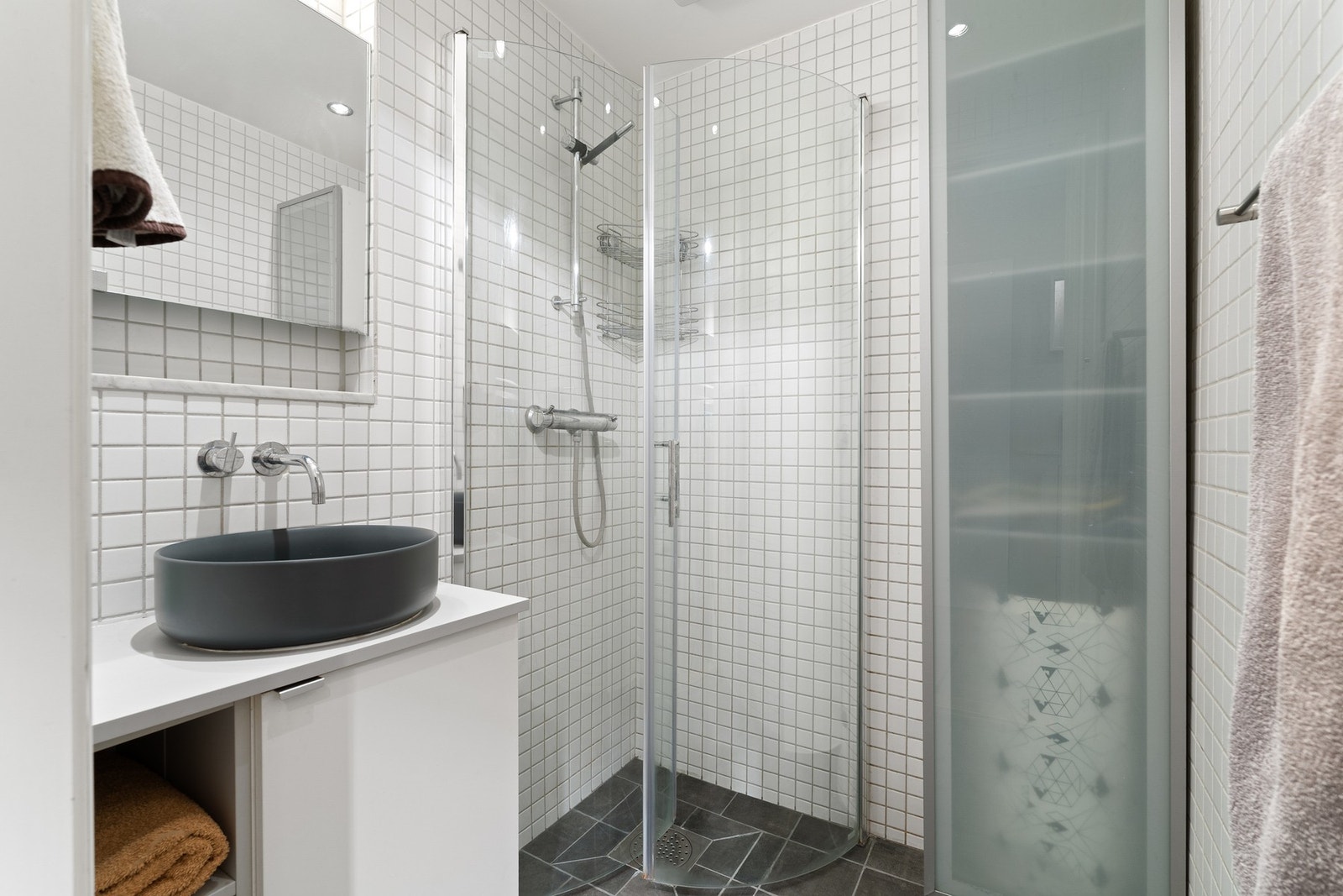 Flislagt baderom. Galleribilde