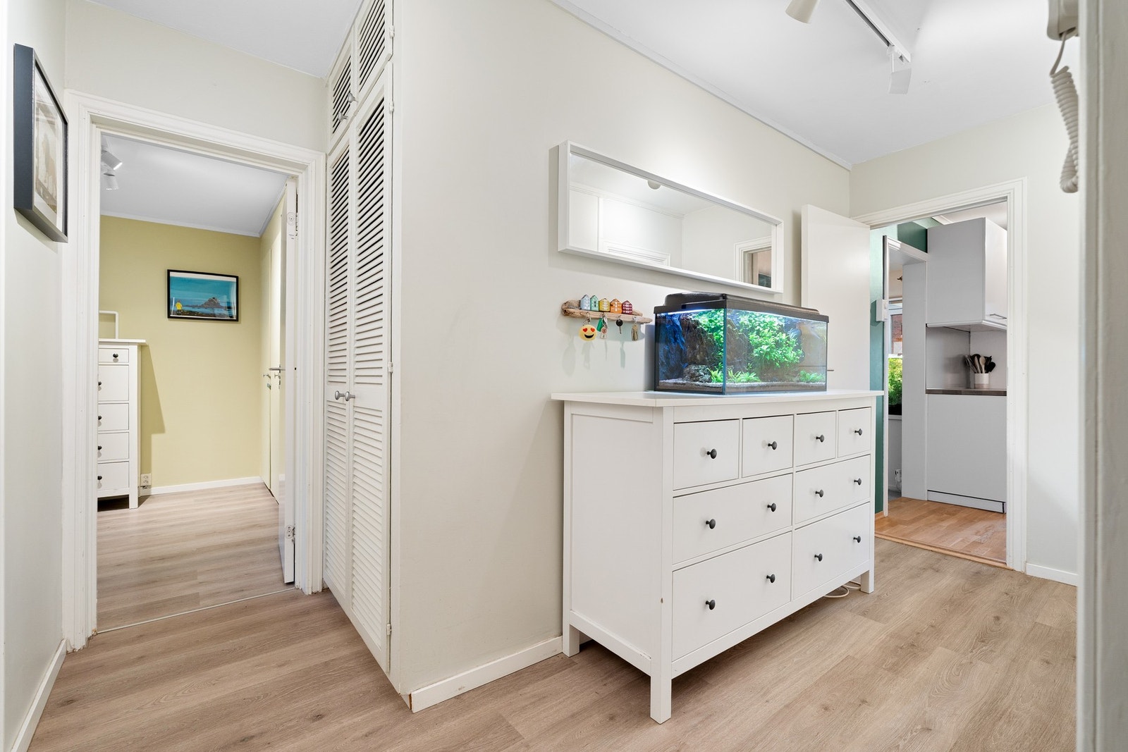 Stor og innbydende gang med gode oppbevaringsmuligheter i garderobeskap. Galleribilde