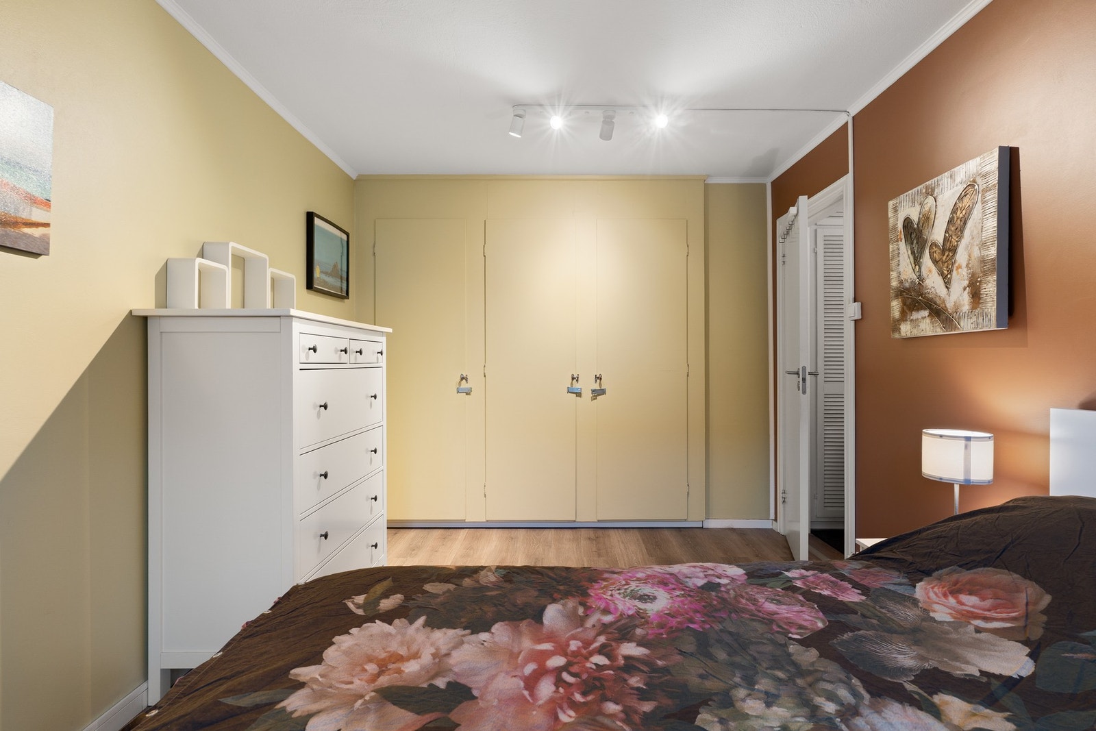 Legg merke til den gode garderobeplassen innfelt garderobe. Galleribilde