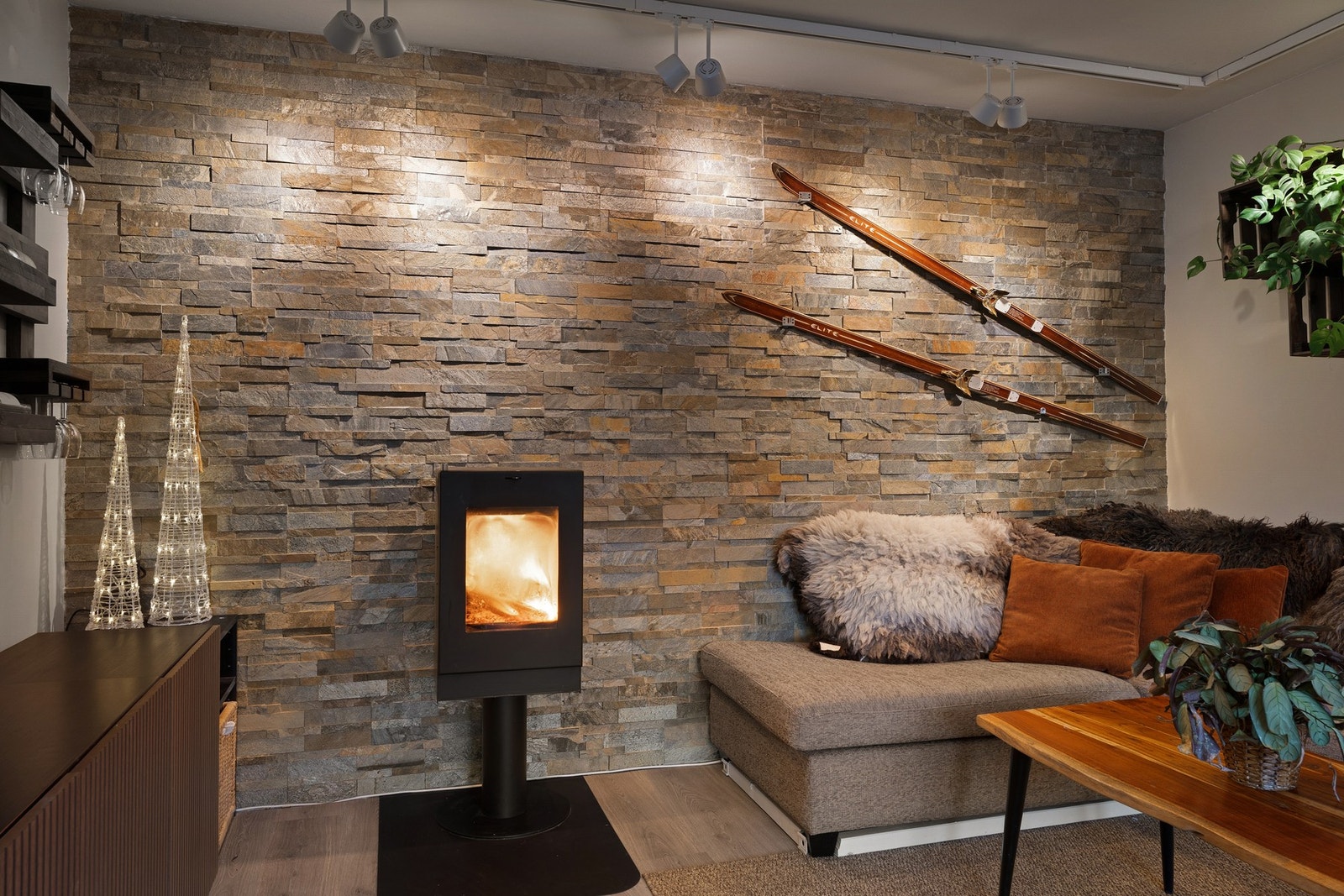 Vedfyring gir en lun og hyggelig atmosfære, samtidig som det kan bidra til lavere strømkostnader. Galleribilde