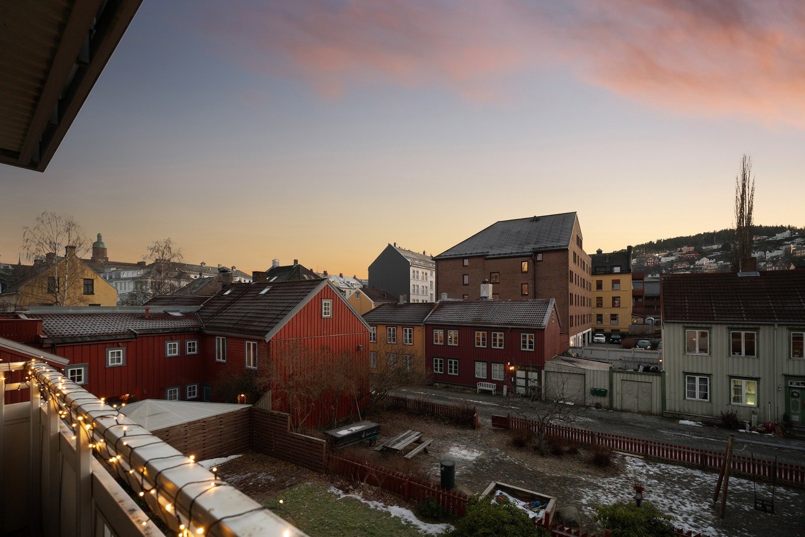 Fantastiske solforhold. Flott utsikt mot epletrær og fargerike hus i Skolegata. Galleribilde