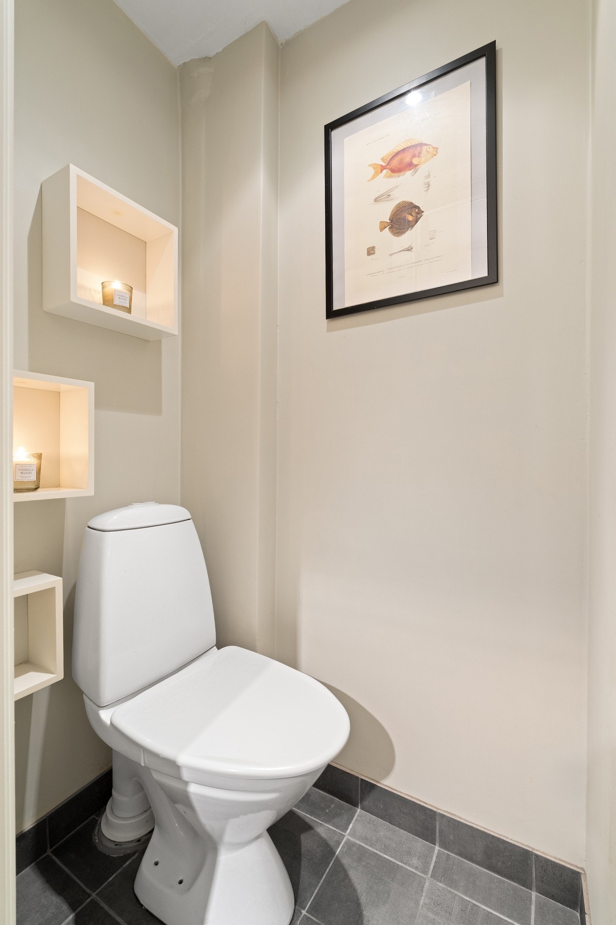 Praktisk separat toalettrom, beliggende vegg-i-vegg med badet. Galleribilde