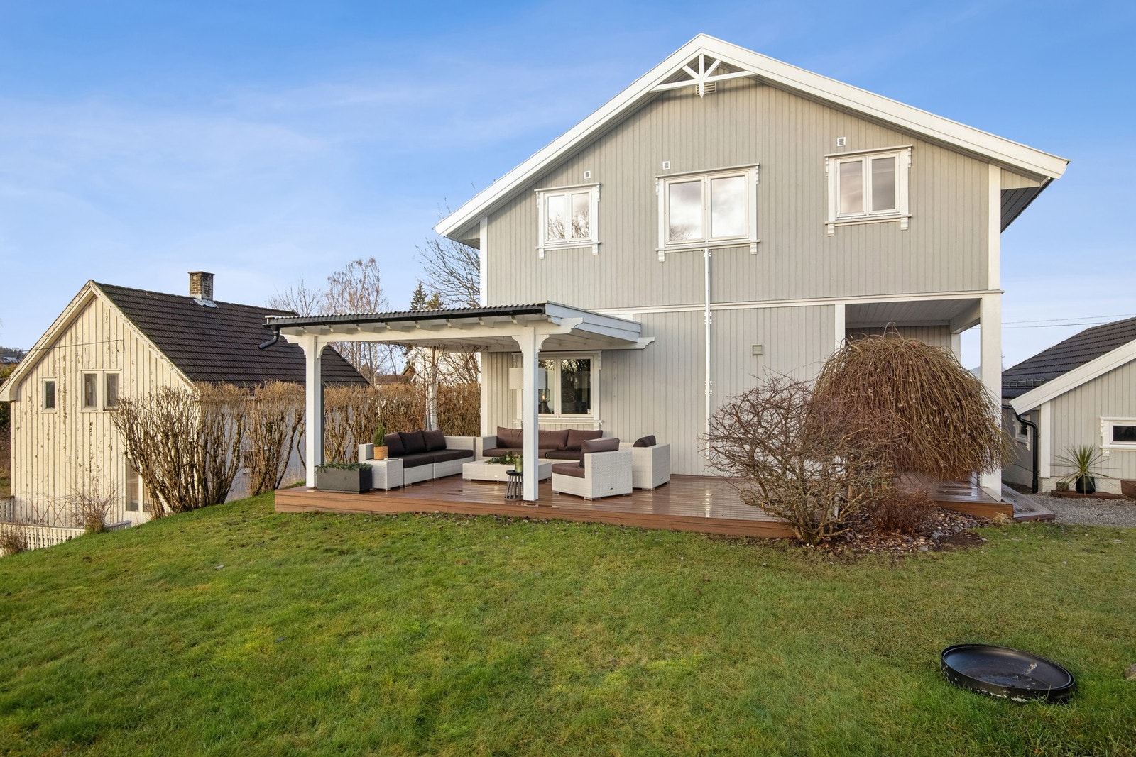 Uteplassen innbyr til både stille stunder og lange, sosiale kvelder. Galleribilde