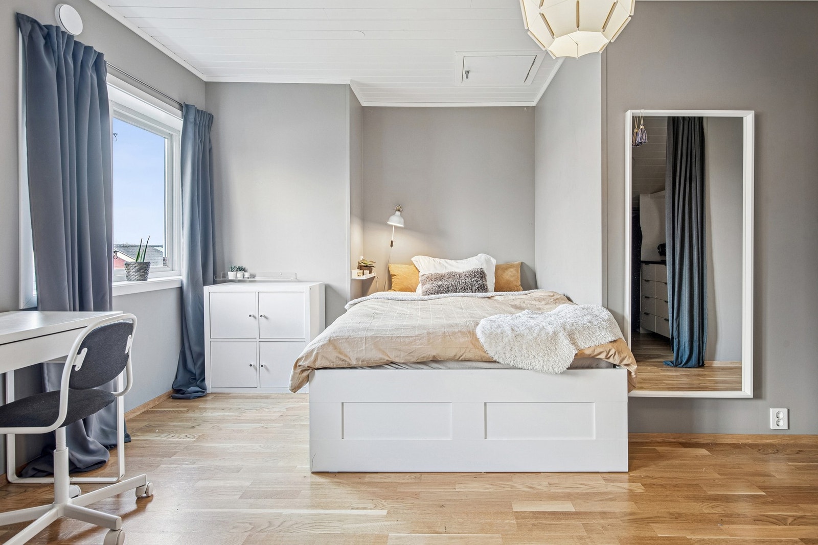 Alle soverommene innredes enkelt med både dobbeltseng og annet møblement. Galleribilde