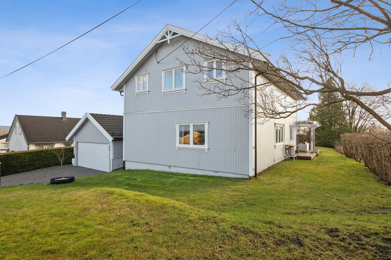 Bilen parkeres i eller utenfor en dobbelgarasje med to elbilladere fra 2023. Galleribilde