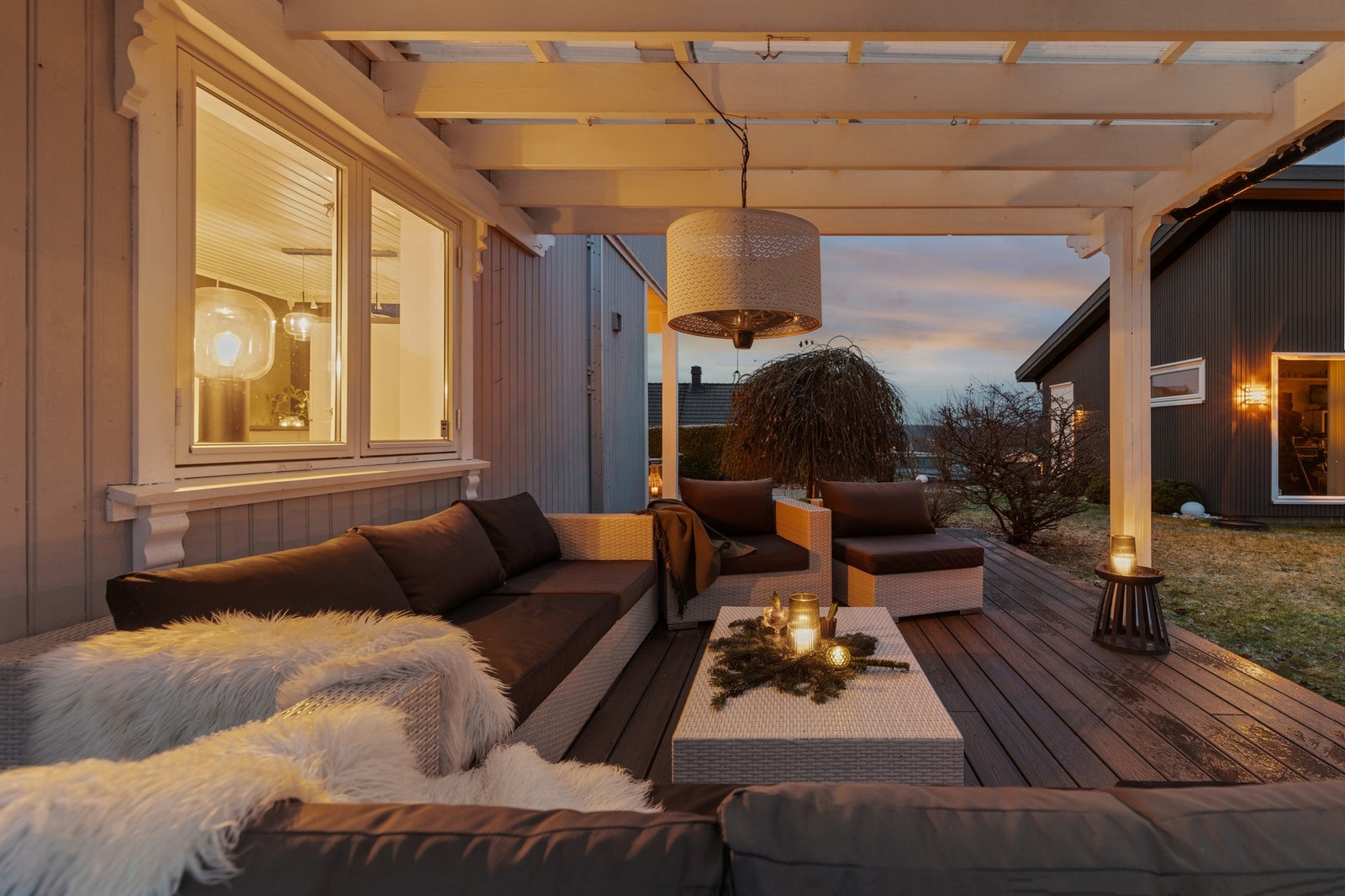 Kjøkkenet forlenges av en herlig terrasse på rundt 45 kvm. Galleribilde