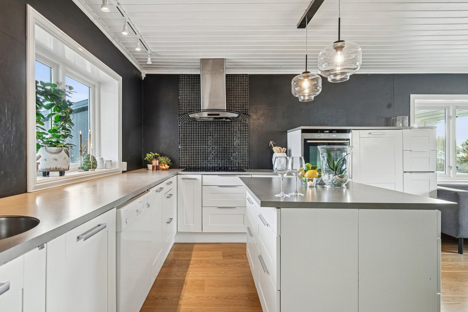 Kjøkkenet er et flott samlingssted med 1-stavs parkett, gulvvarme og egen spiseplass. Galleribilde