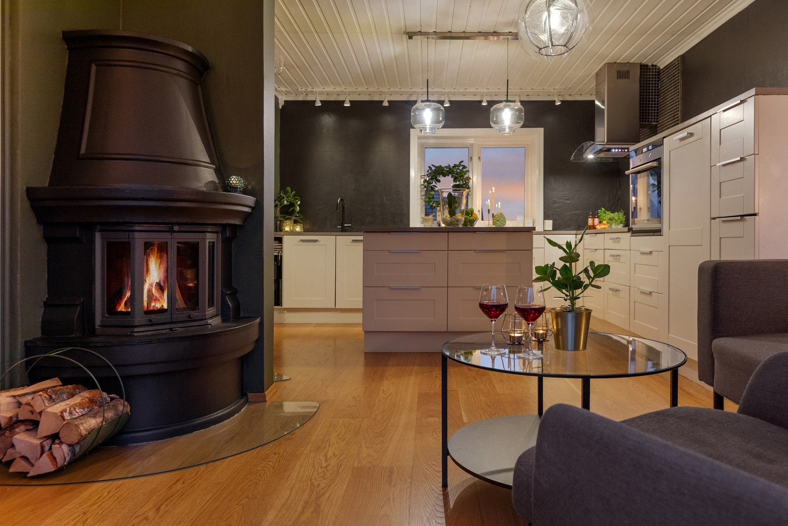 Kveldsstemning på kjøkkenet. Galleribilde