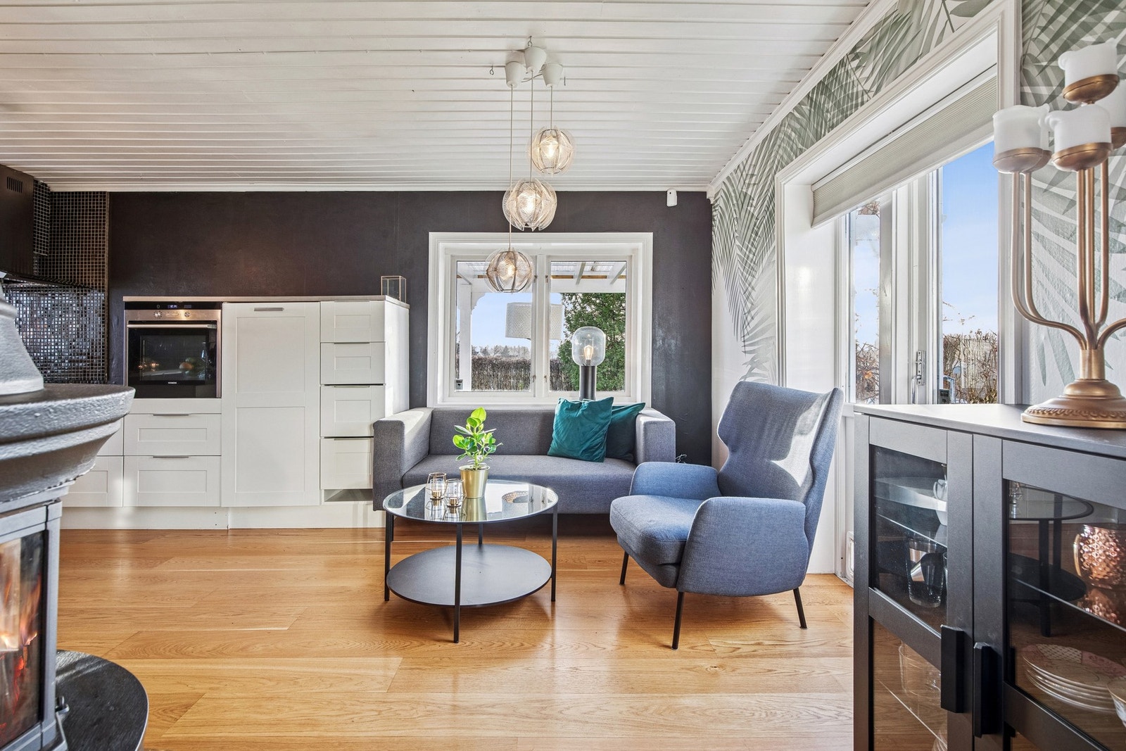 Utenom en frittstående oppvaskmaskin er hvitevarene integrerte. Galleribilde