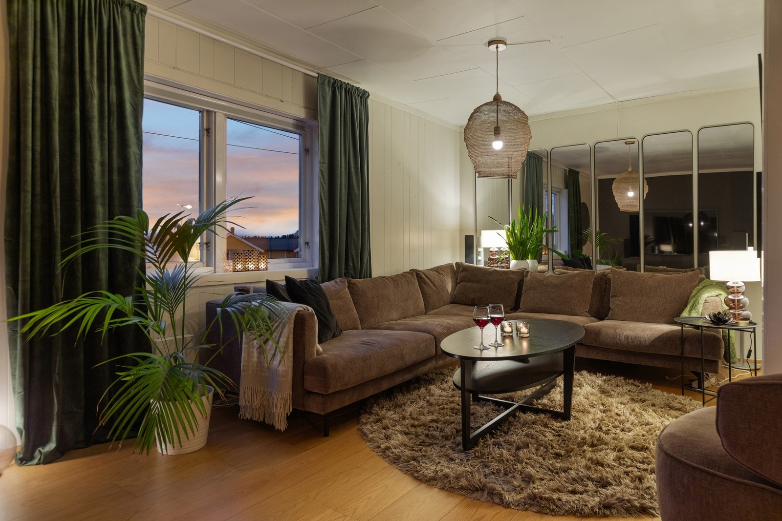 Kveldsstemning i stuen. Galleribilde