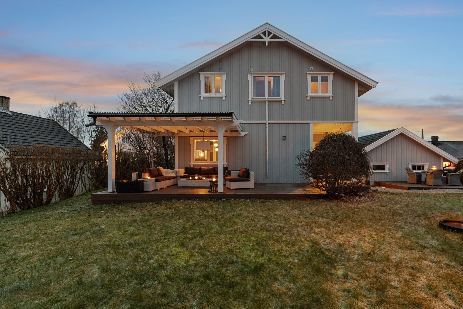 Terrasse på både bolig og anneks er vedlikeholdsfritt materiale (kompositt). Galleribilde