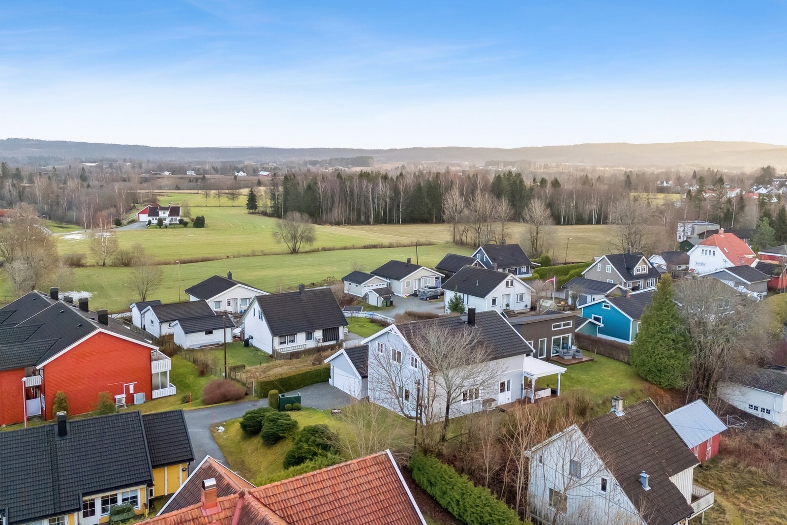 Omgivelsene er landlige, og boligen har en tilbaketrukket plassering uten innsyn. Galleribilde