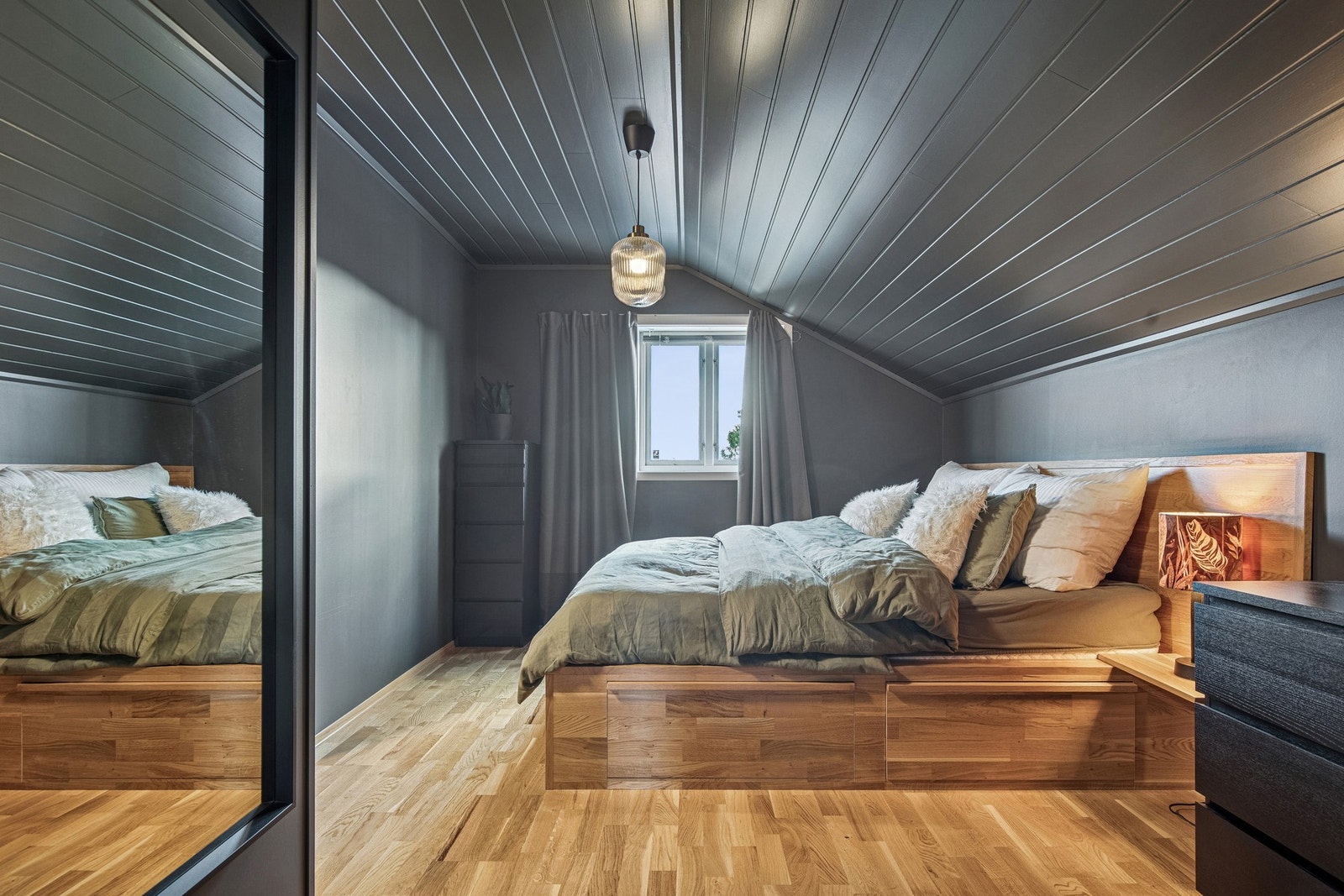 Tre gode soverom er samlet i 2. etasje. Hovedsoverommet har plassbygd seng som ikke fjernes. Galleribilde