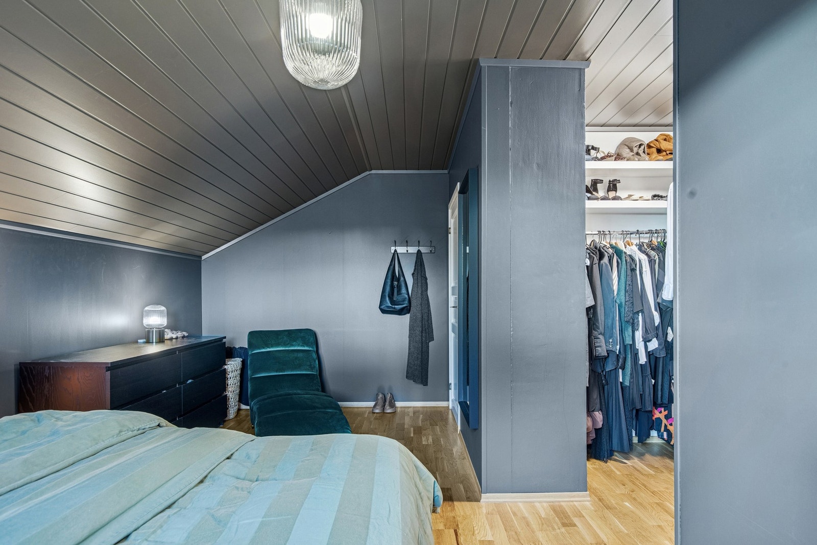 Hovedsoverommet er malt i mørke farger for en lun og avslappende atmosfære. Galleribilde