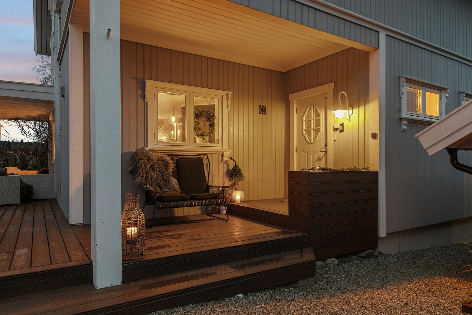 Overbygget inngangsparti med tilknytting til terrassen. Galleribilde