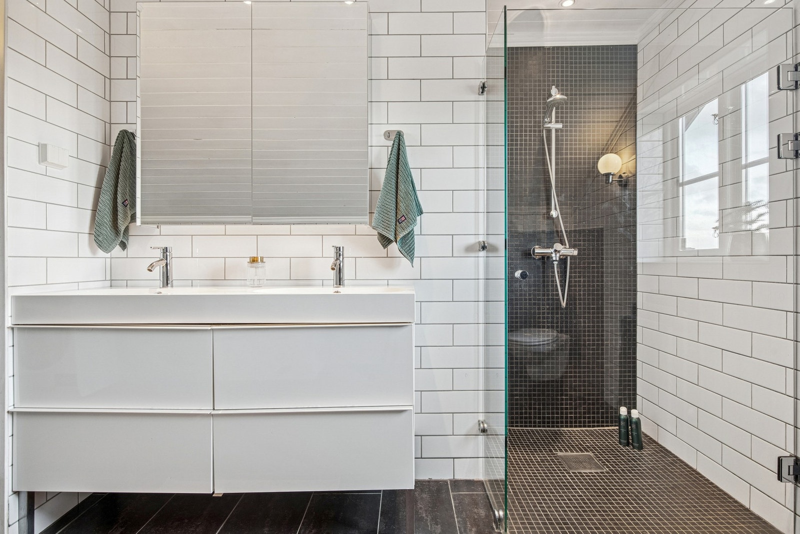 Planløsningen er praktisk, med et delikat bad i 2. etasje og et ekstra wc-rom i 1. etasje. Galleribilde