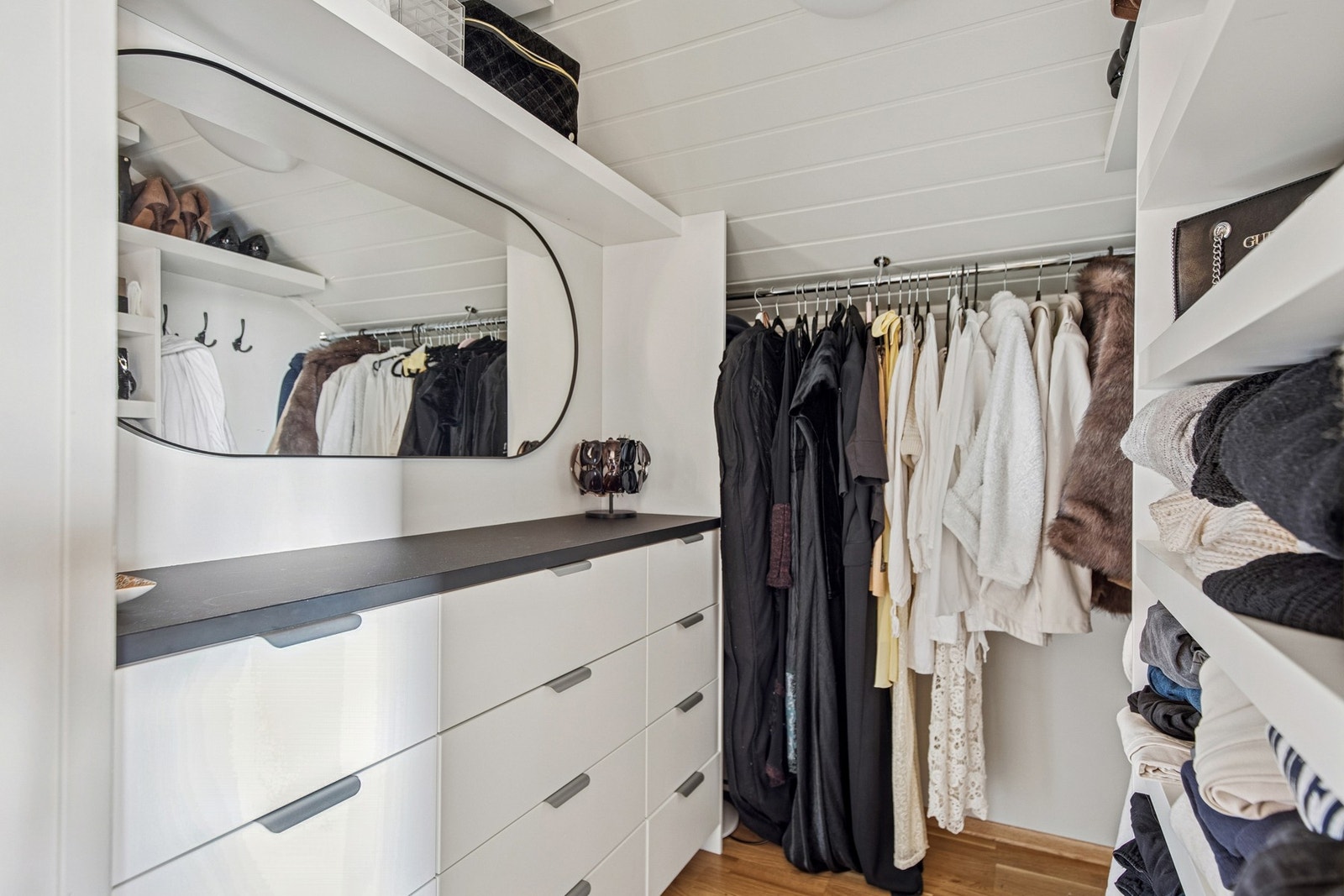 Også soverom 2 har et åpent garderoberom. Galleribilde