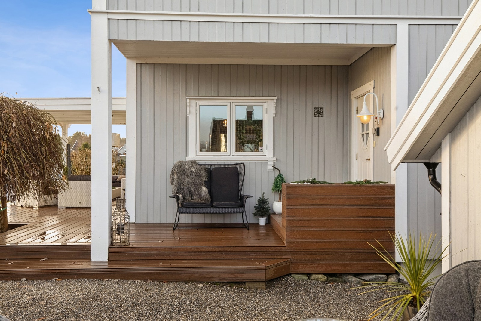 Den overbygde inngangen er utstyrt med belysning. Galleribilde