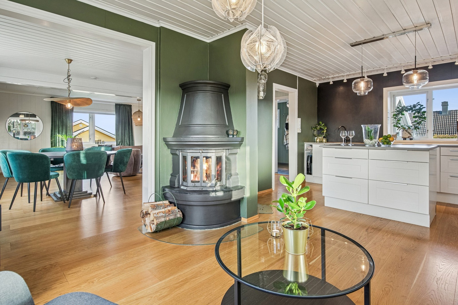 Boligen har to pene, tilstøtende stuer i direkte tilknytning, noe som gir ekstra fleksibilitet. Galleribilde