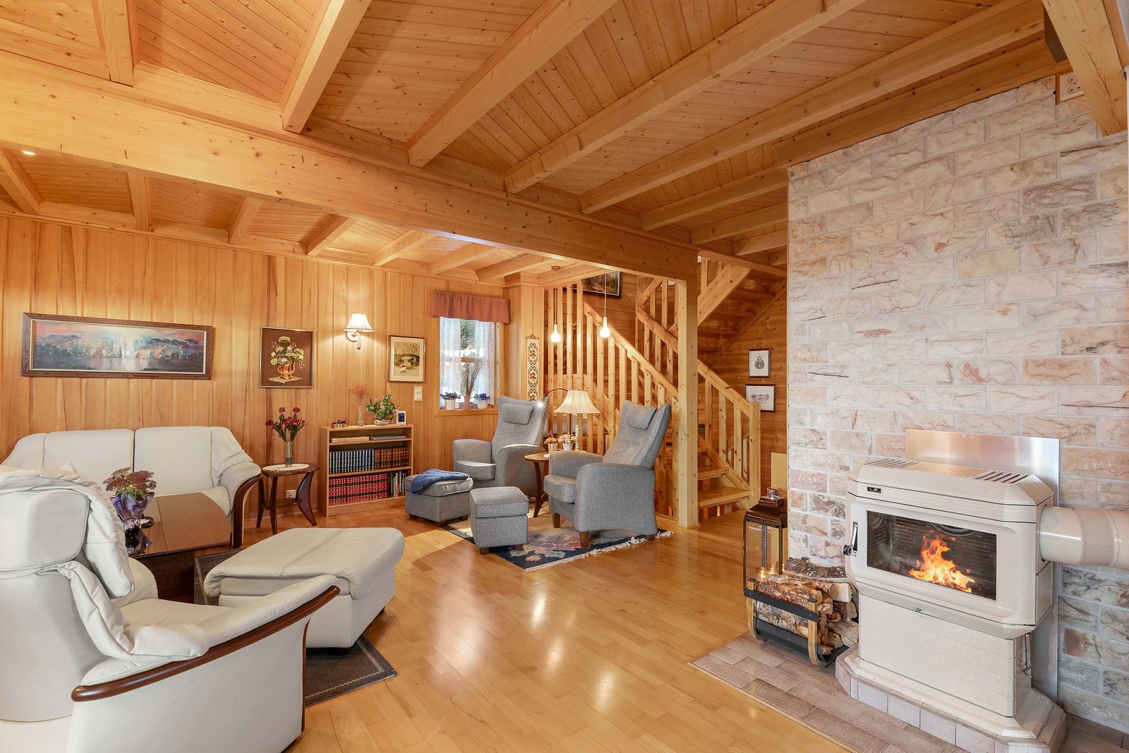 Boligen har vedfyring, varmepumpe (ca. 10 år gammel) og elektrisk oppvarming. Galleribilde