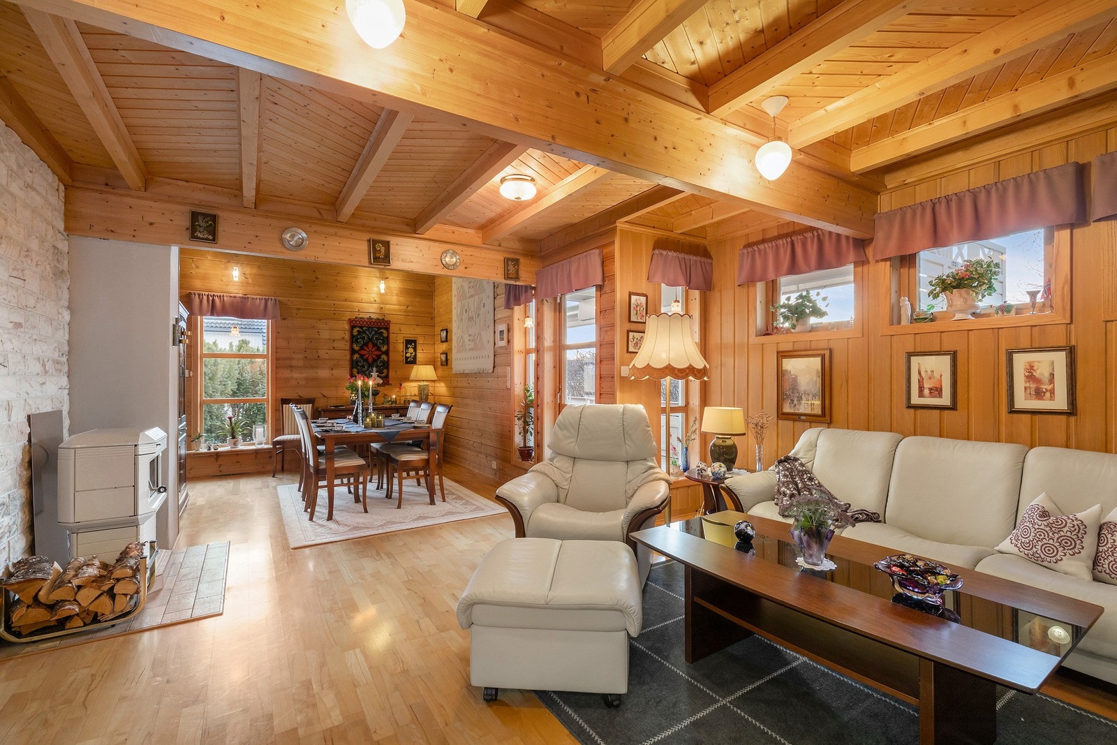 Romslig stue på 47 m², hvor det fra spisestuen er åpent opp til loftstue - God rominndeling og herlig romfølelse. Galleribilde