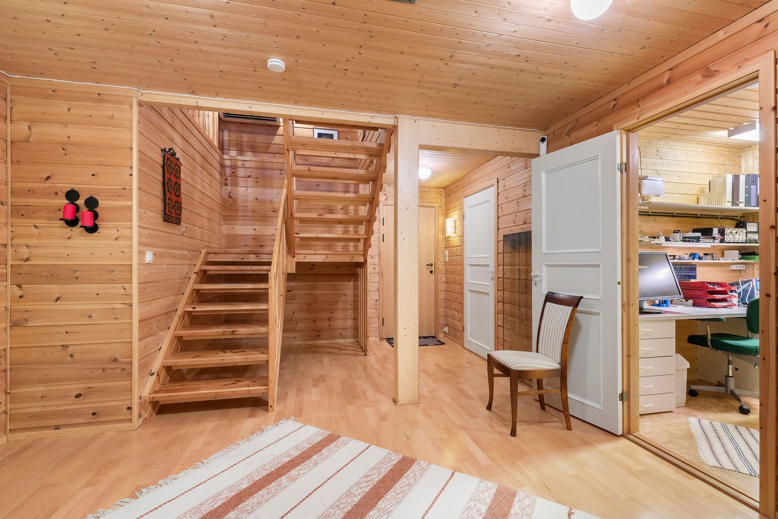 Kjelleretasjen er innredet med en romslig mellomgang, vaskerom og 4 boder - God takhøyde. Galleribilde