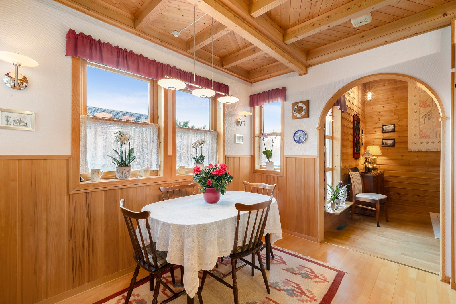 Ved kjøkkenet har man også plass til spisebord. Galleribilde