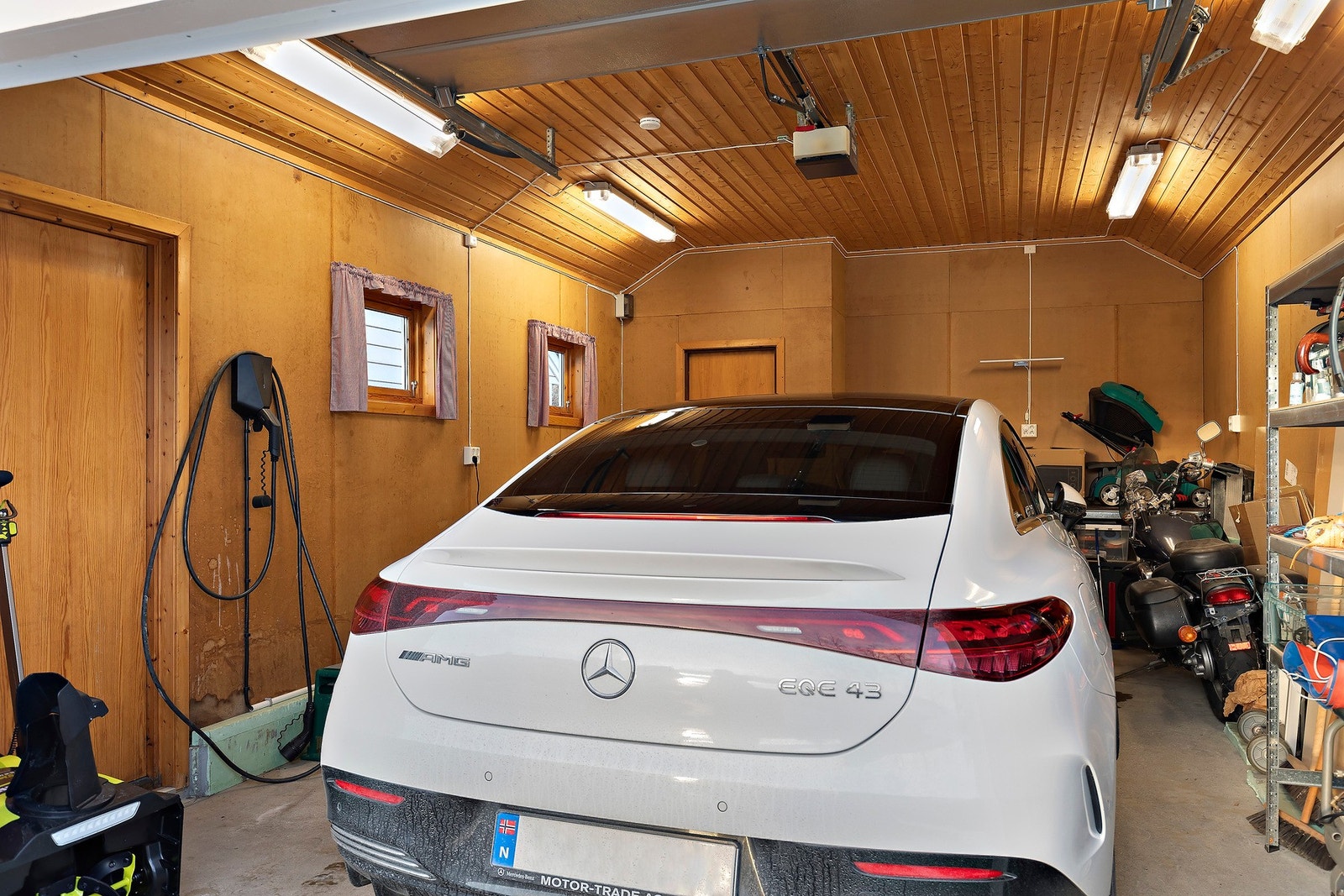 Frittstående garasje med elbillader (Easee) og påfølgende bod. Galleribilde