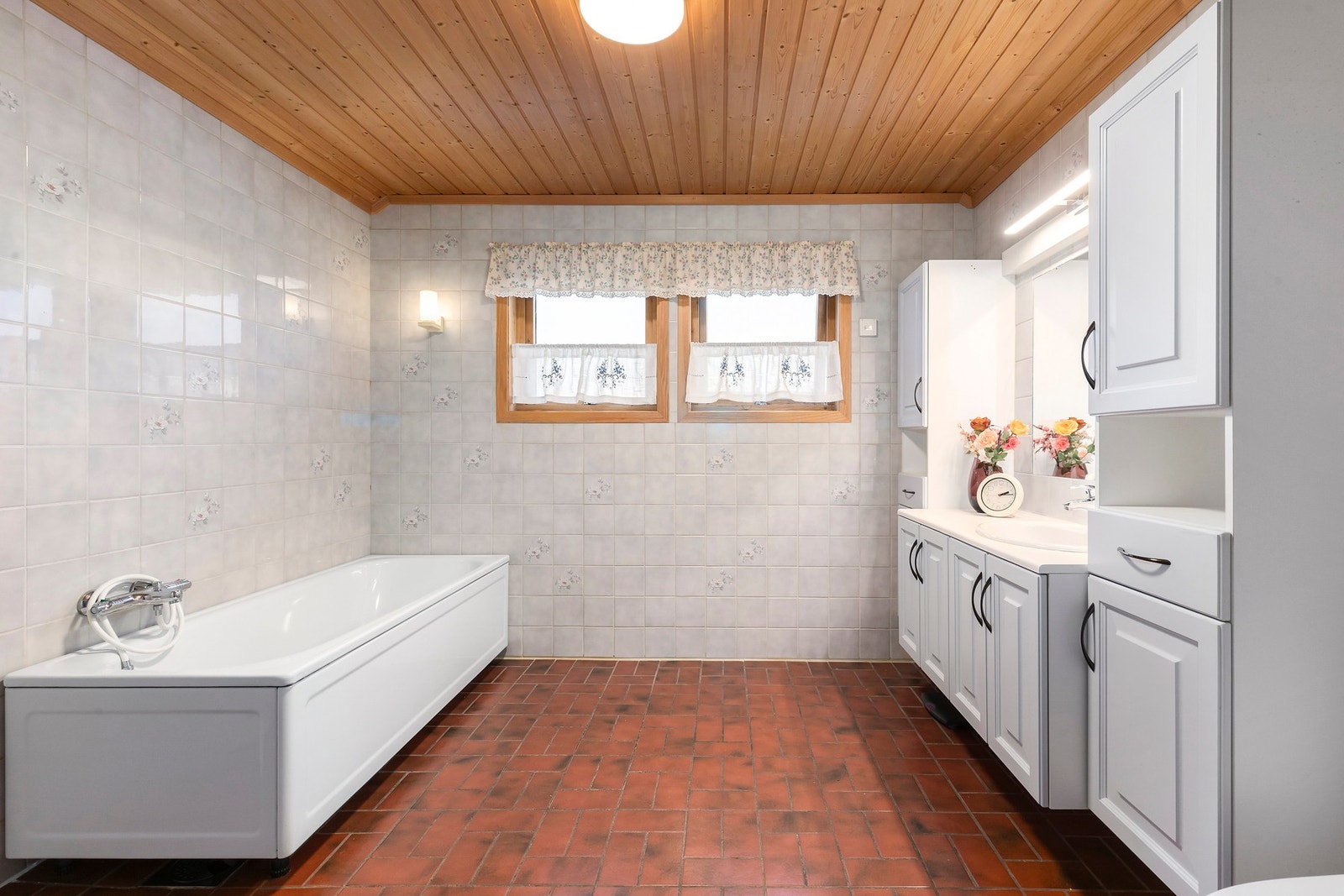 Flislagt baderom i loftsetasje på 8,5 m². Gulvvarme. Galleribilde