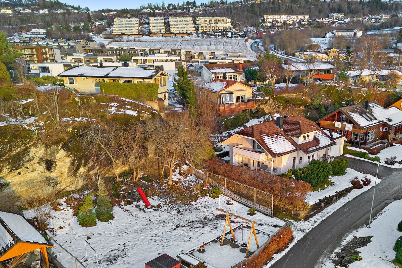Boligen ligger i ei blindgate, og med lekeplass som nærmeste nabo - Barnevennlig og lite trafikkert område nært sentrum. Galleribilde